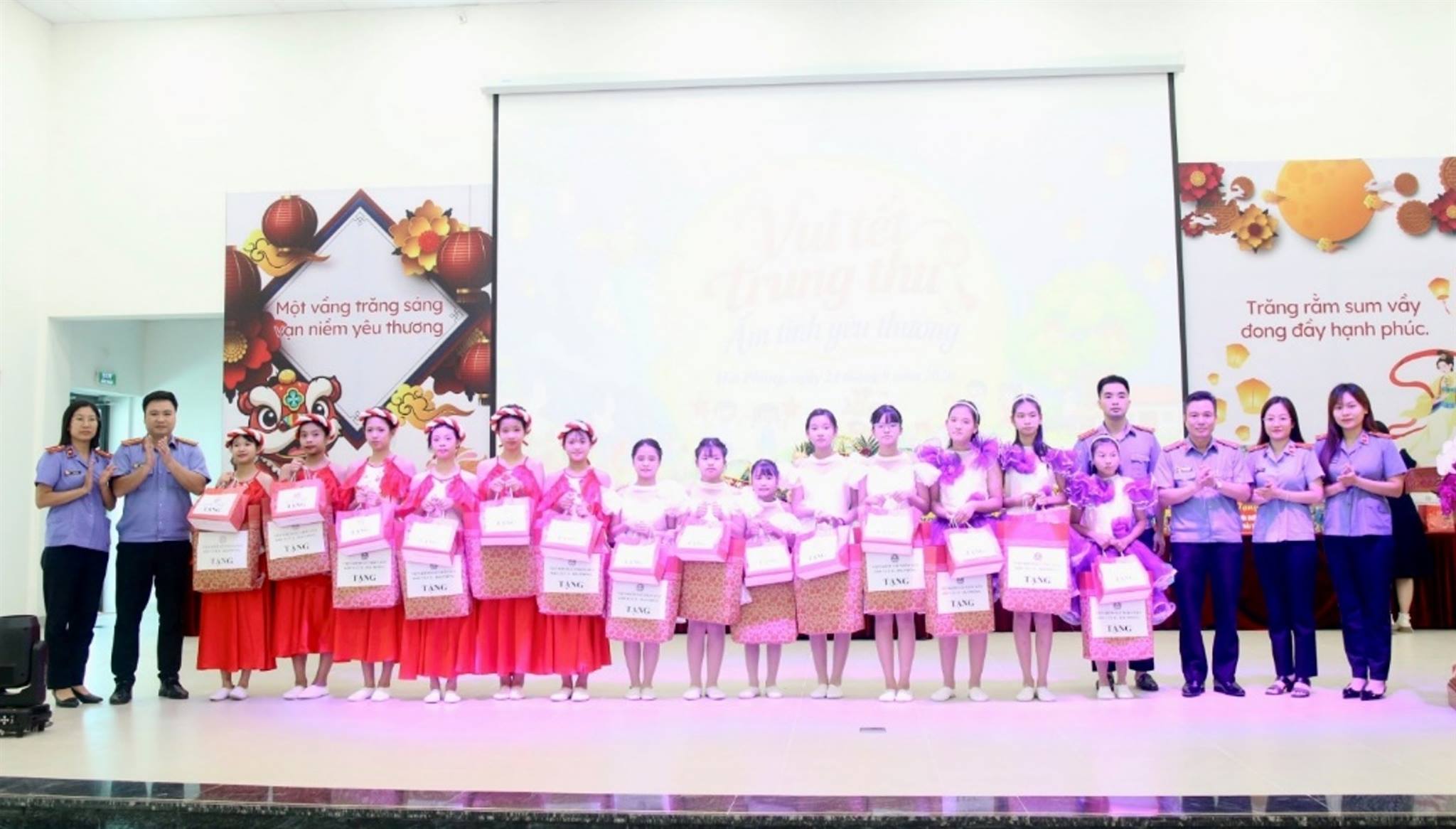 VKSND khu vực 8- Hải Phòng: Trung thu ấm tình yêu thương