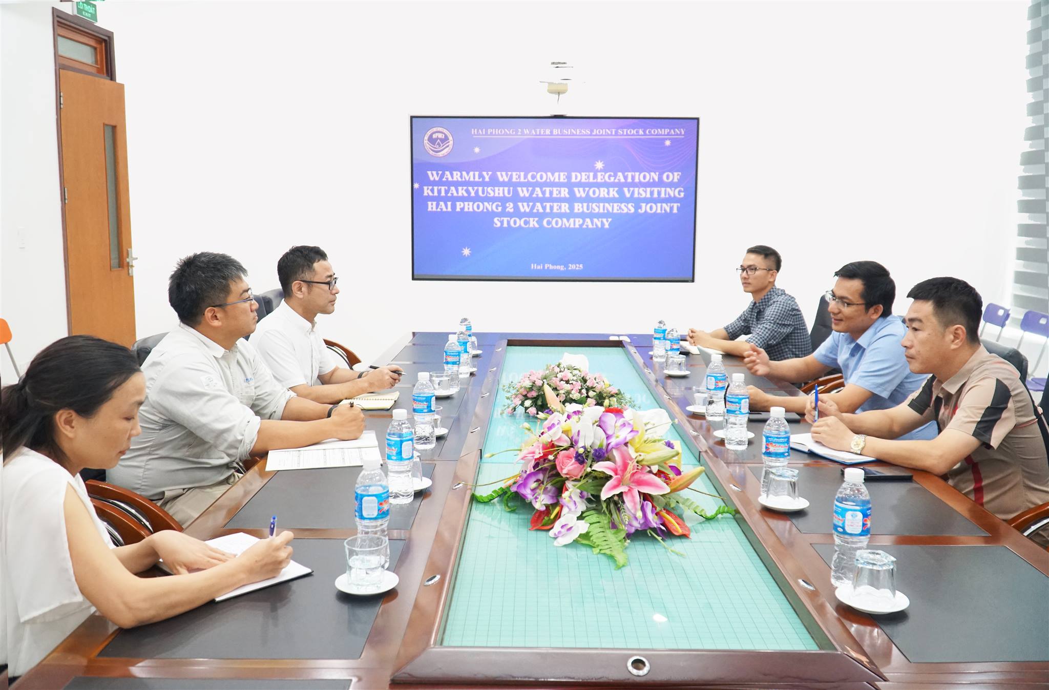 Đoàn công tác Cục Cấp thoát nước Kitakyushu (Nhật Bản) làm việc với công ty về giải pháp nâng cao hiệu quả xử lý nước sạch