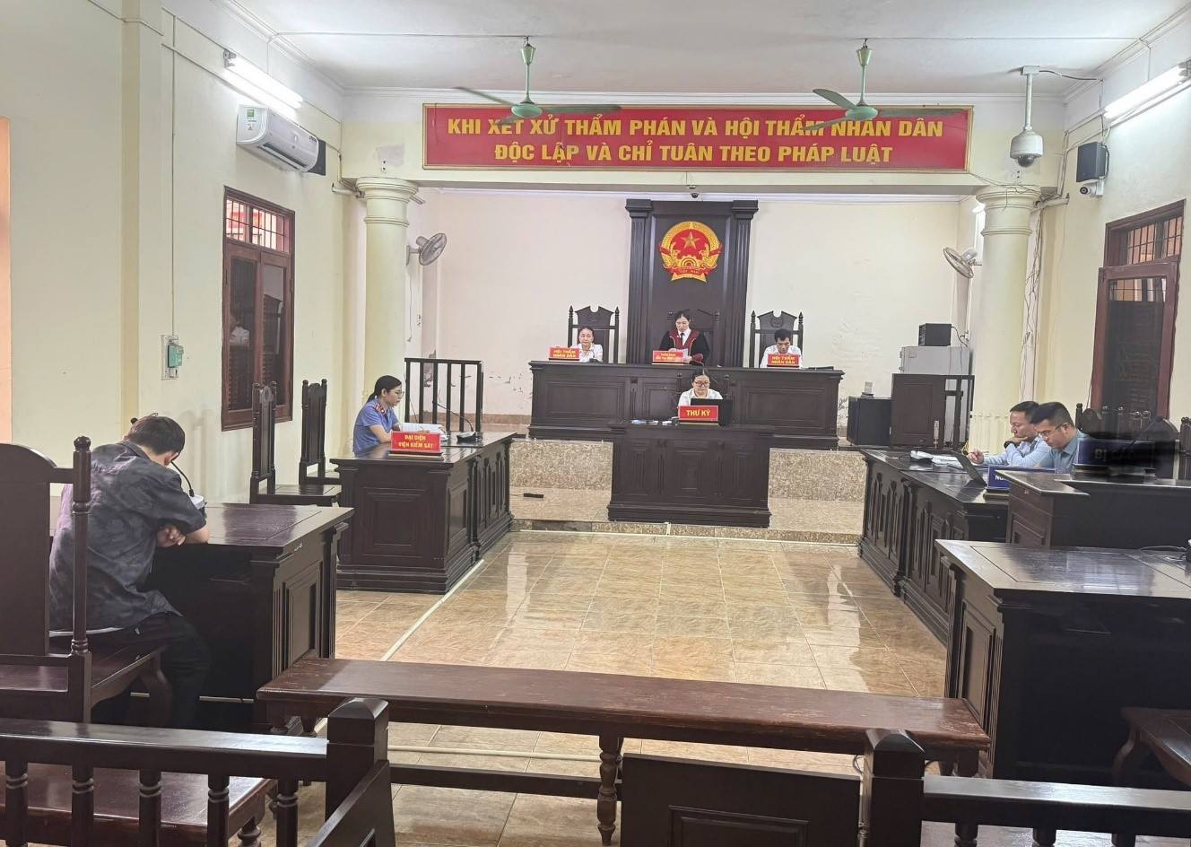 Viện KSND khu vực 10: Phối hợp tổ chức phiên tòa vụ án hành chính tự rút kinh nghiệm, công bố trình chiếu hình ảnh tại phiên tòa