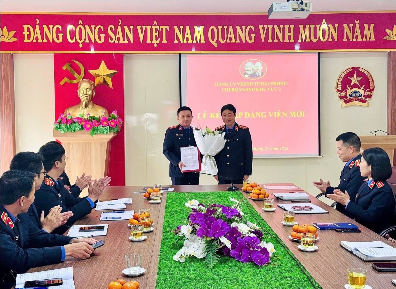 Chi bộ VKSND khu vực 2 - Hải Phòng tổ chức Lễ kết nạp Đảng viên mới