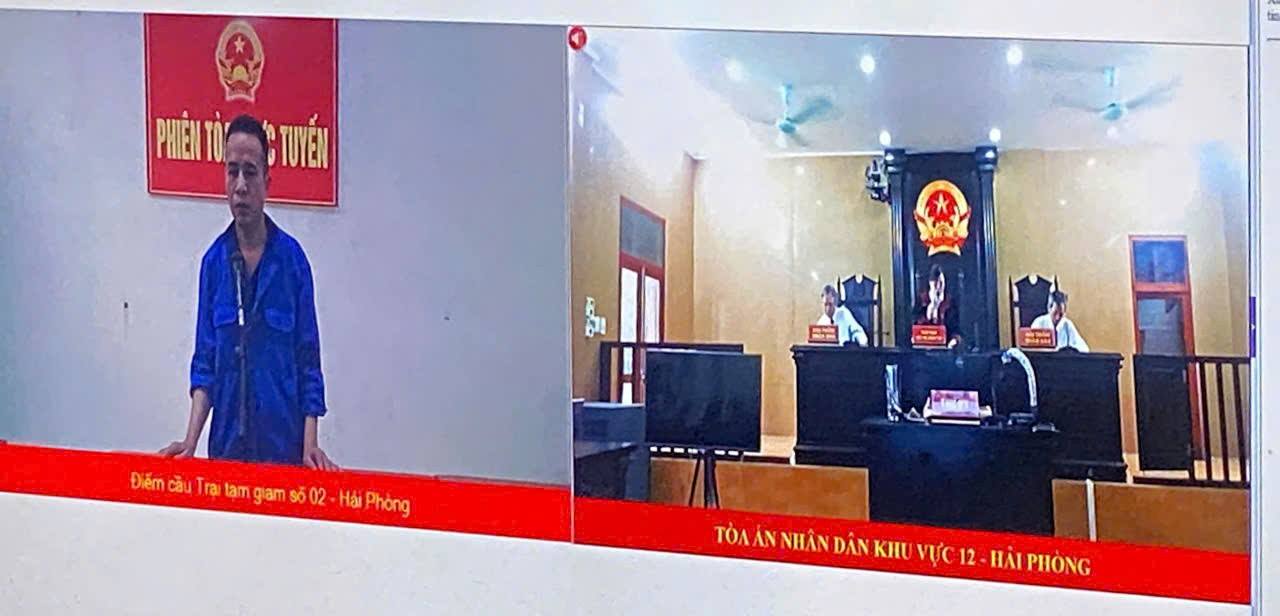 Phiên tòa trực tuyến xét xử bị cáo về tội Sử dụng trái phép vũ khí quân dụng
