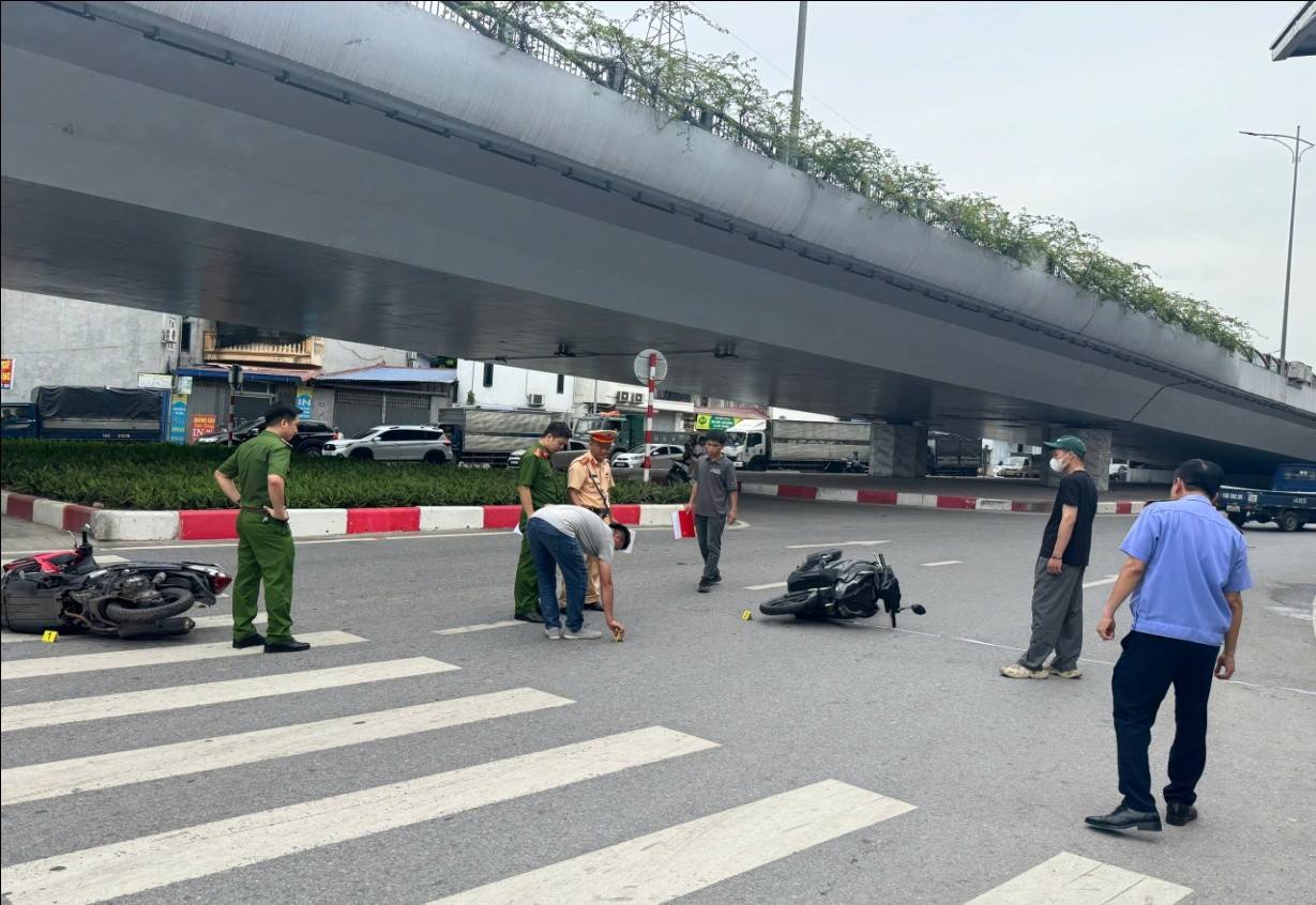 Kiểm sát viên VKSND khu vực 2 - Hải Phòng kiểm sát việc thực nghiệm điều tra, dựng lại hiện trường vụ tai nạn giao thông đường bộ.