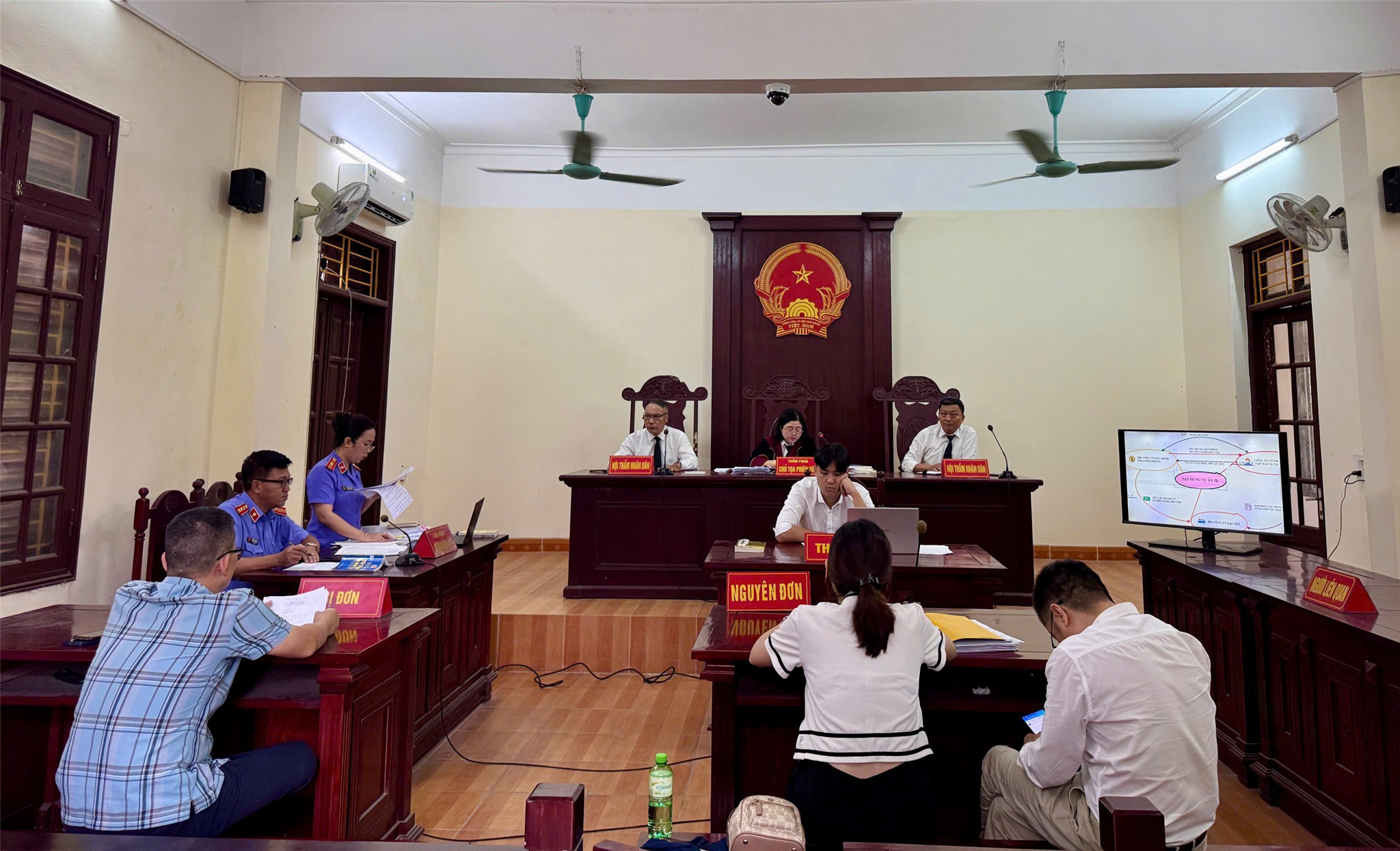 Ứng dụng công nghệ thông tin trình chiếu tài liệu, chứng cứ tại phiên tòa xét xử sơ thẩm vụ án kinh doanh thương mại
