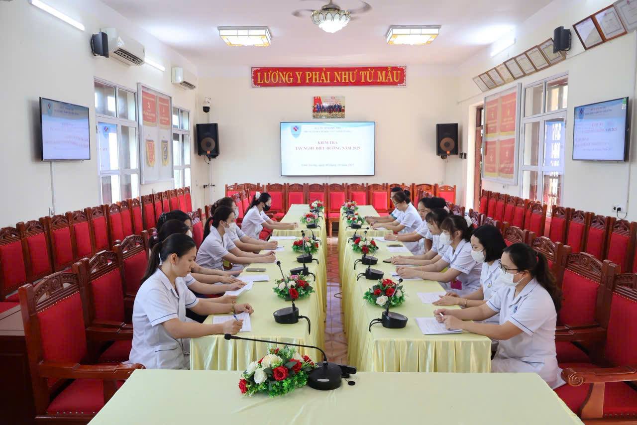 TRUNG TÂM Y TẾ KHU VỰC VĨNH TƯỜNG TỔ CHỨC KIỂM TRA TAY NGHỀ ĐIỀU DƯỠNG NĂM 2025