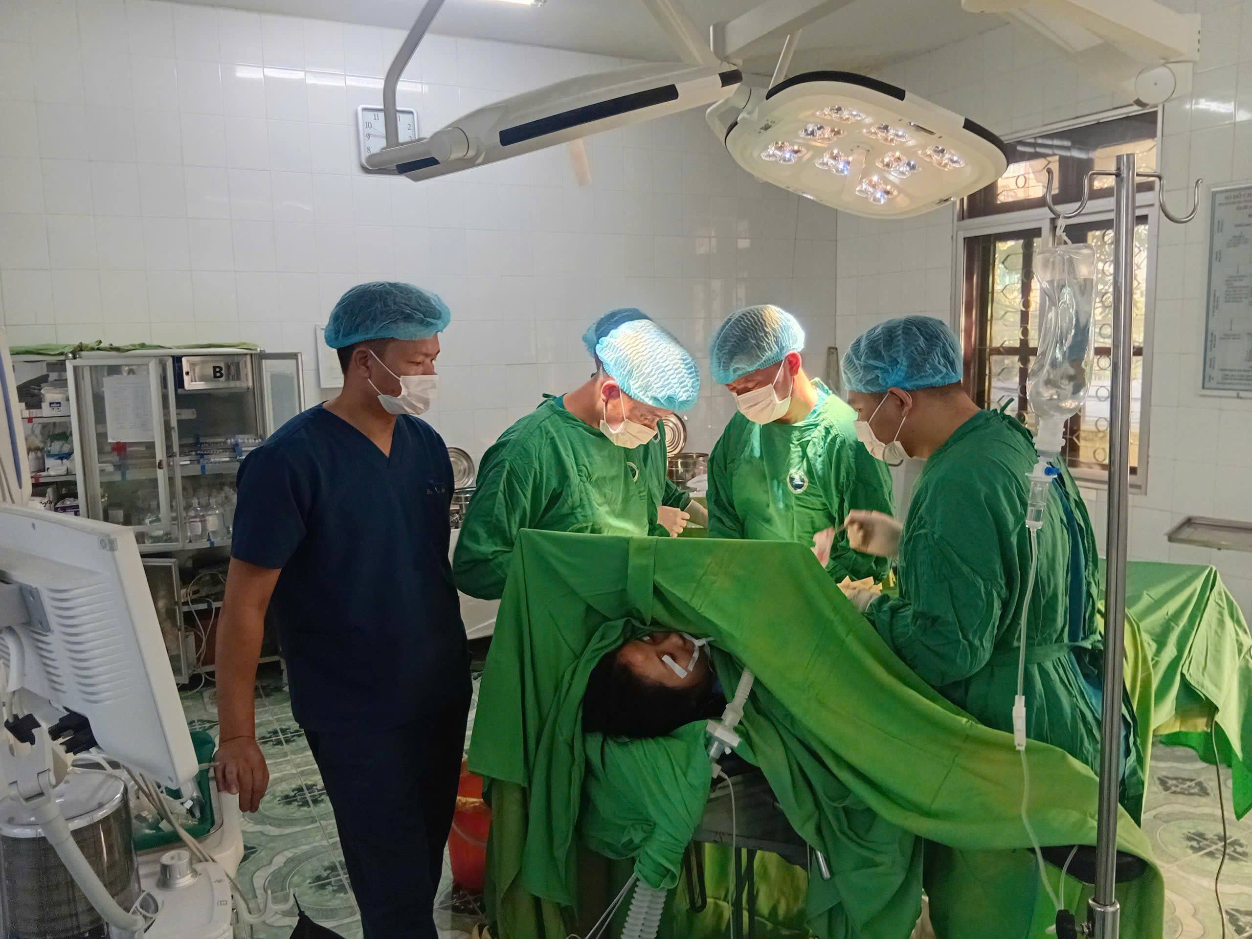 Phẫu thuật kết hợp xương cánh tay cho nữ thanh niên 16 tuổi