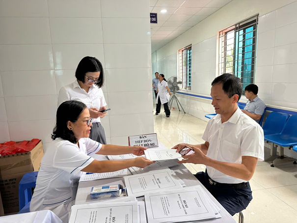 Trung tâm Y tế khu vực Tam Đảo tổ chức khám sức khỏe định kỳ cho cán bộ thuộc Ban Thường vụ Đảng ủy xã Tam Đảo quản lý