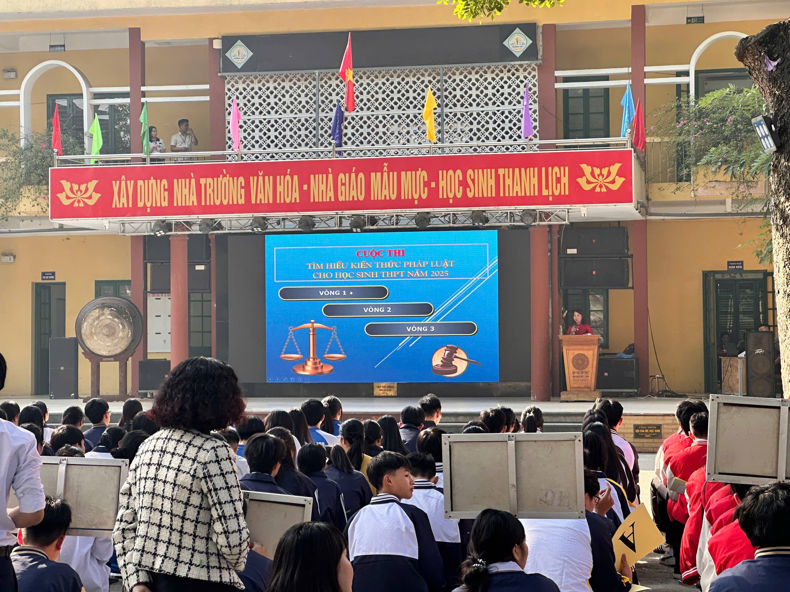 Sôi nổi Hội thi “Đấu trường 100” – Học sinh Cụm THPT số 8 khám phá kiến thức pháp luật năm 2025