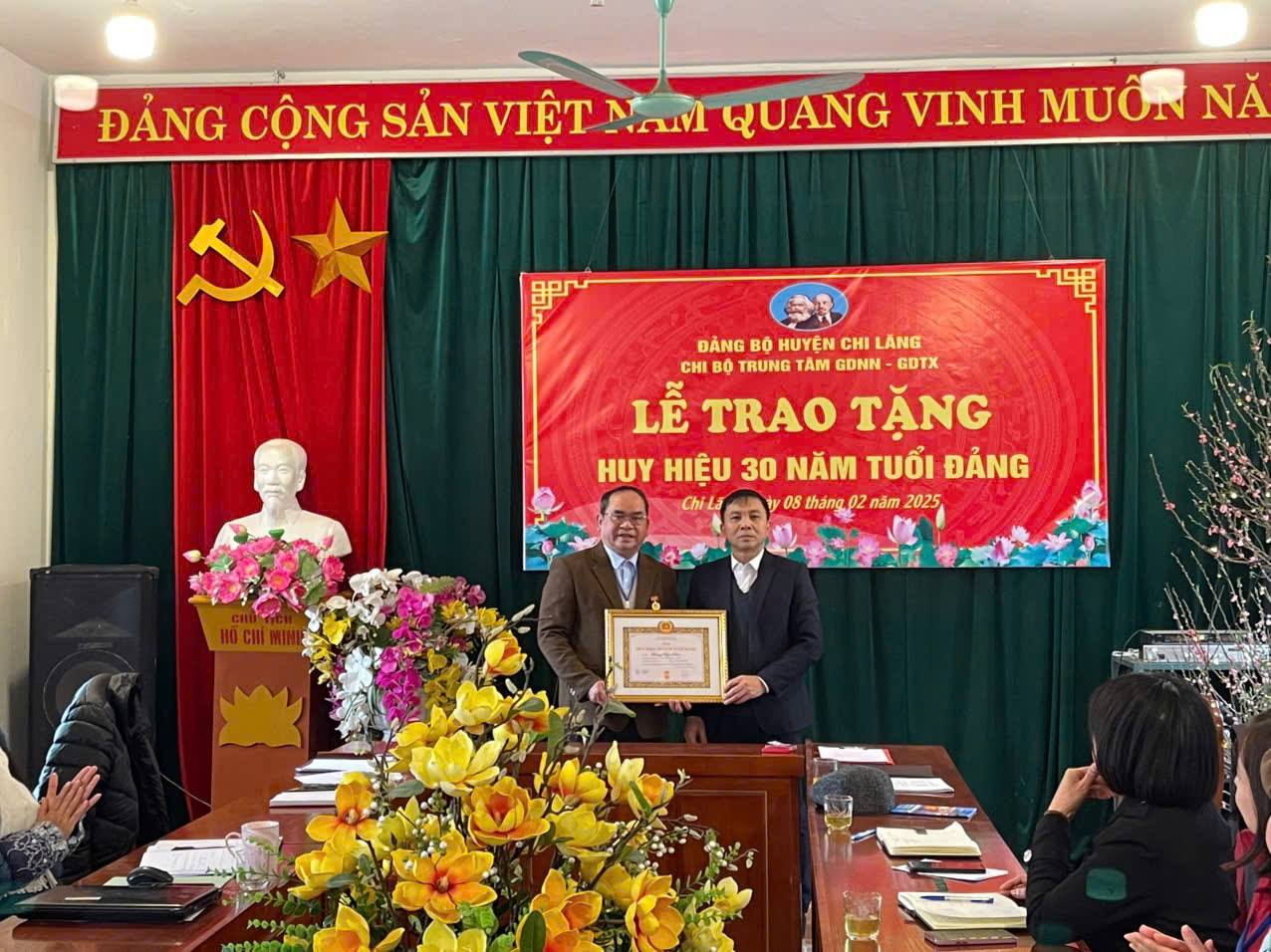 LỄ TRAO TẶNG HUY HIỆU 30 NĂM TUỔI ĐẢNG