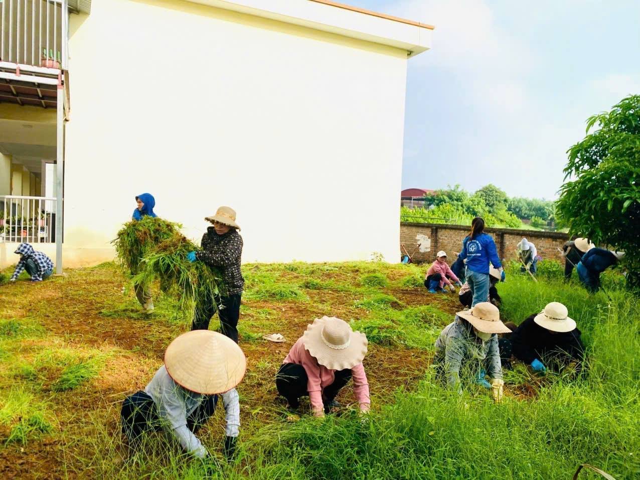 CÔNG TÁC LAO ĐỘNG VỆ SINH MÔI TRƯỜNG CHÀO MỪNG KỈ NIỆM 80 NĂM QUỐC KHÁNH 02/9 CỦA CÁN BỘ GIÁO VIÊN TRƯỜNG MẦM NON ĐÀO XÁ
