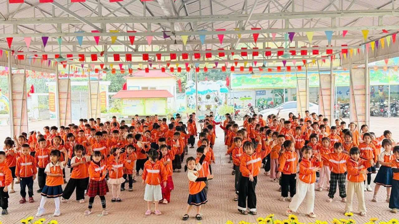 CÔ VÀ TRÒ TRƯỜNG MẦM NON ĐÀO XÁ CÙNG HƯỞNG ỨNG NGÀY QUỐC TẾ PHỤ NỮ 8 - 3