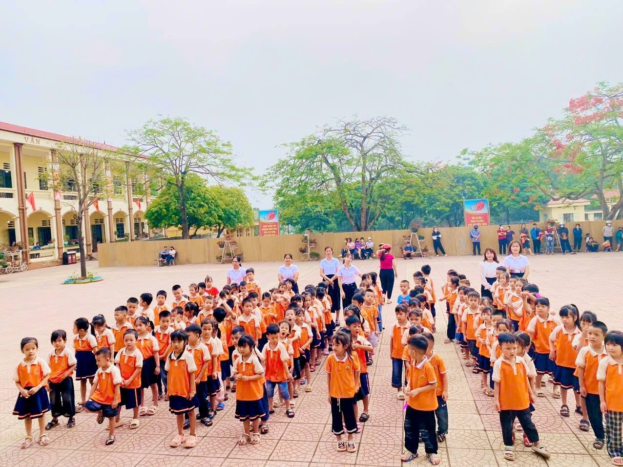 HOẠT ĐỘNG TRẢI NGHIỆM – THAM QUAN TRƯỜNG TIỂU HỌC 
