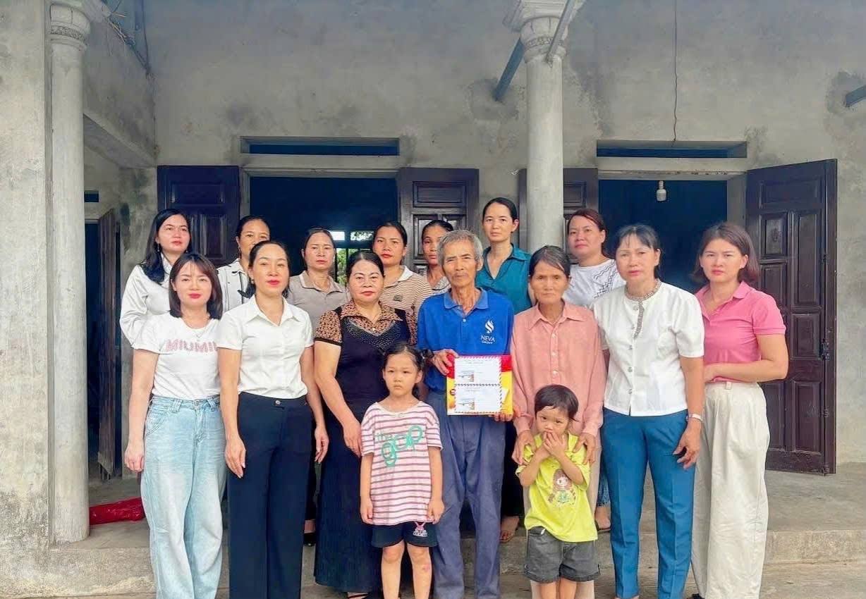 TẬP THỂ CBGVNV TRƯỜNG MN ĐÀO XÁ PHỐI HỢP CÙNG BAN ĐẠI DIỆN CHA MẸ HS ĐẾN THĂM HỎI ĐỘNG VIÊN 2 EM HỌC SINH MỒ CÔI CẢ CHA VÀ MẸ THƯỜNG TRÚ TẠI KHU 2 XÃ ĐÀO XÁ