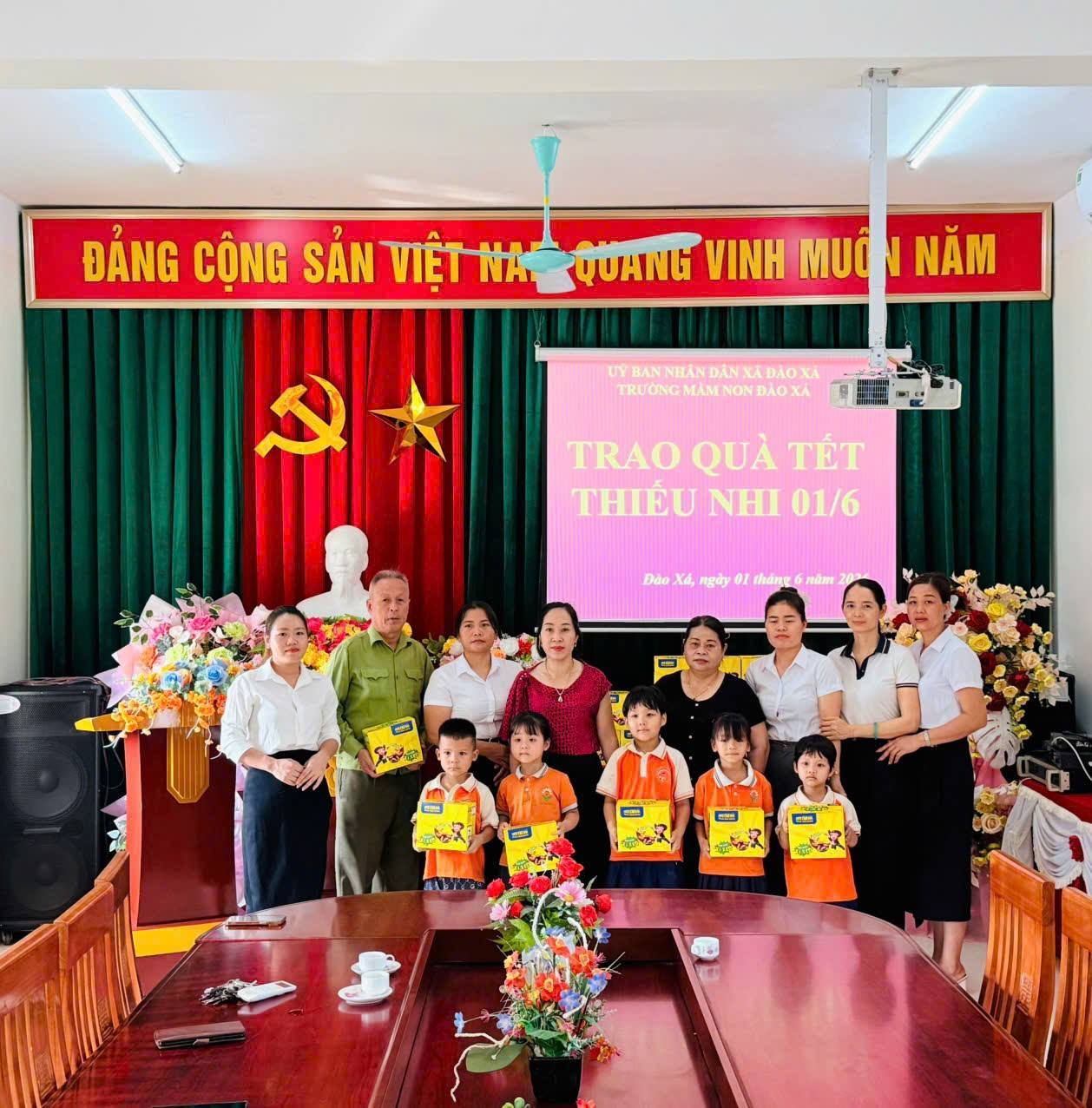 TRƯỜNG MẦM NON ĐÀO XÁ TRAO QUÀ TẾT THIẾU NHI 01/6 