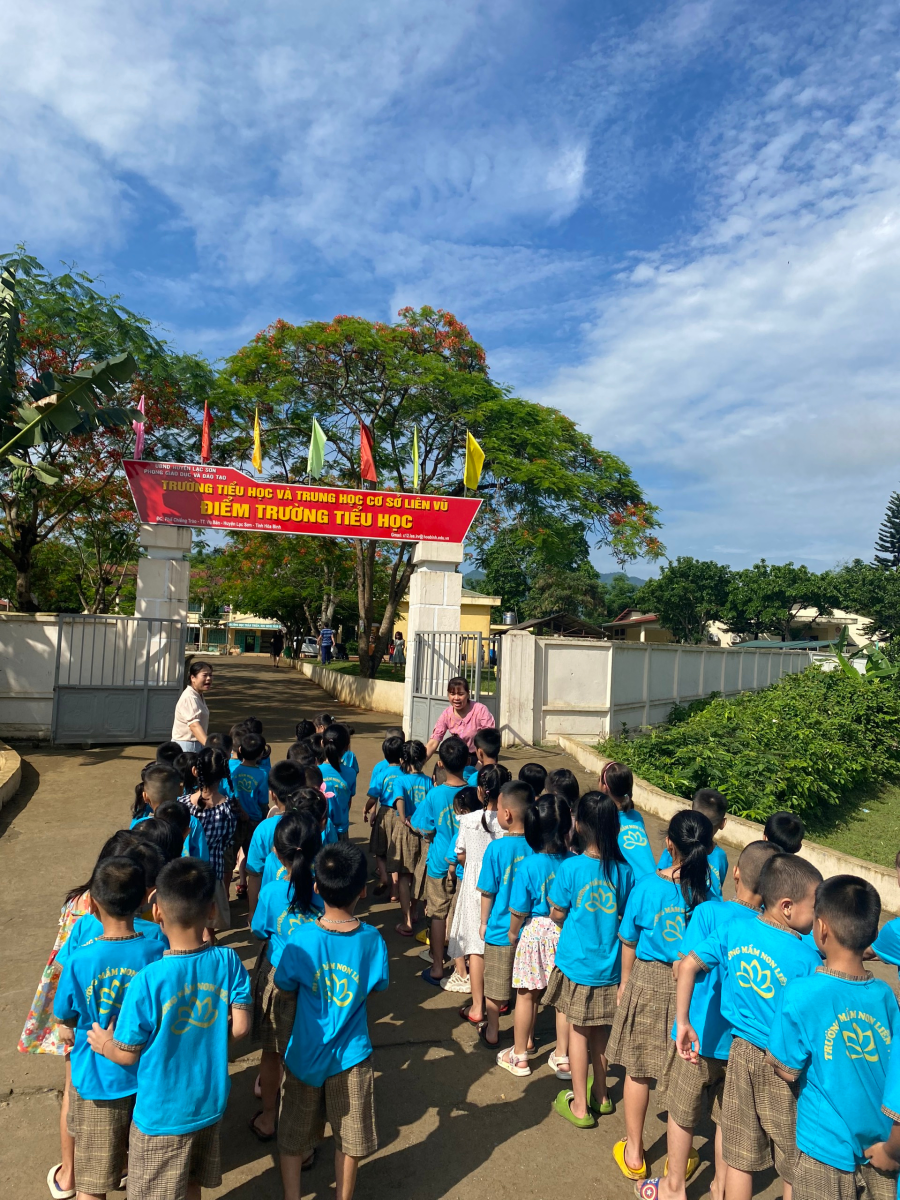 Hoạt động tham quan trải nghiệm trường tiểu học của các bé 5-6 tuổi trường mầm non Liên Vũ