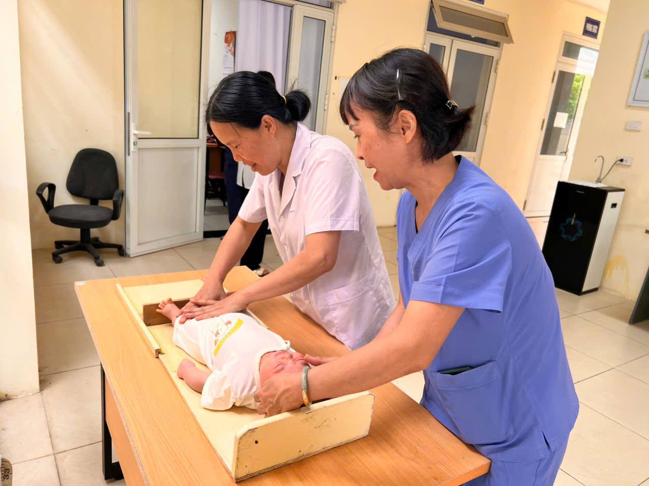 NGÀY ĐẦU TRIỂN KHAI KHÁM SỨC KHỎE ĐỊNH KỲ CHO TRẺ EM KẾT HỢP CHƯƠNG TRÌNH TIÊM CHỦNG MỞ RỘNG