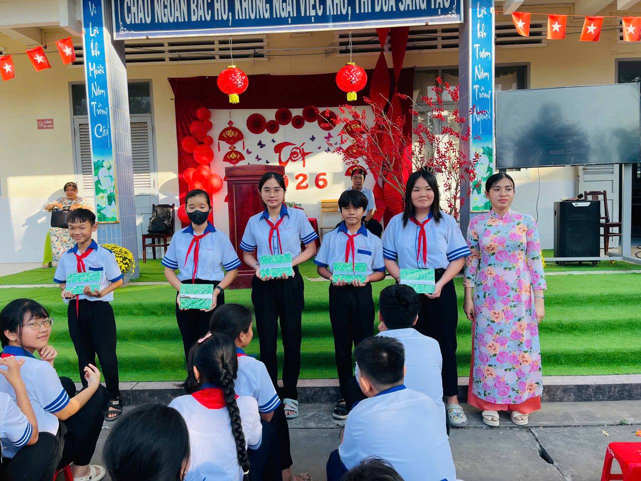 VINH DANH NHỮNG "GƯƠNG MẶT VÀNG": KHEN THƯỞNG HỌC SINH XUẤT SẮC TRƯỜNG THCS VĨNH HÒA