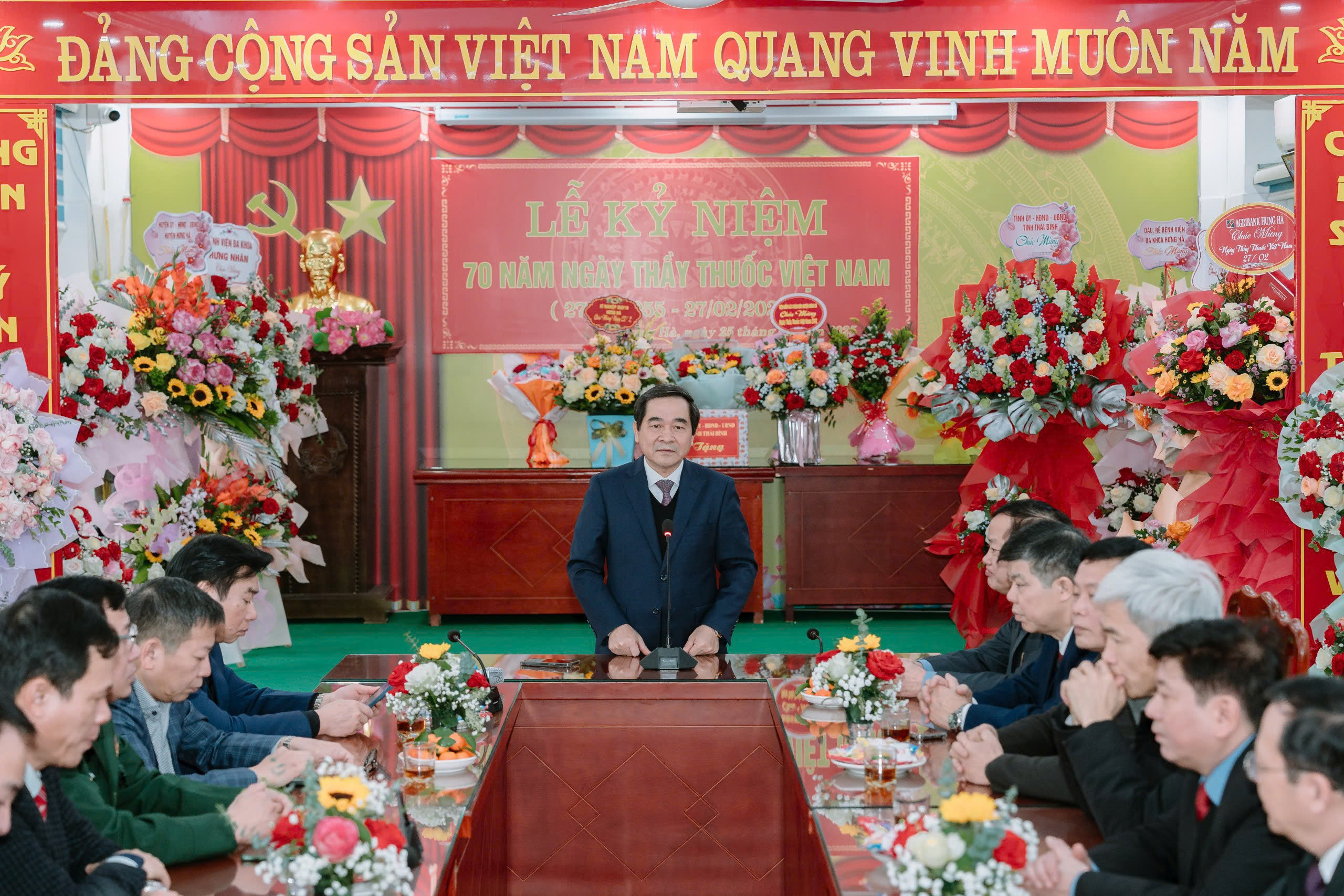Nguyễn Tiến Thành, Phó Bí thư Thường trực Tỉnh ủy, Chủ tịch HĐND tỉnh cùng đoàn chúc mừng Ngày Thầy thuốc Việt Nam 27/2 tại Bệnh viện Đa khoa Hưng Hà