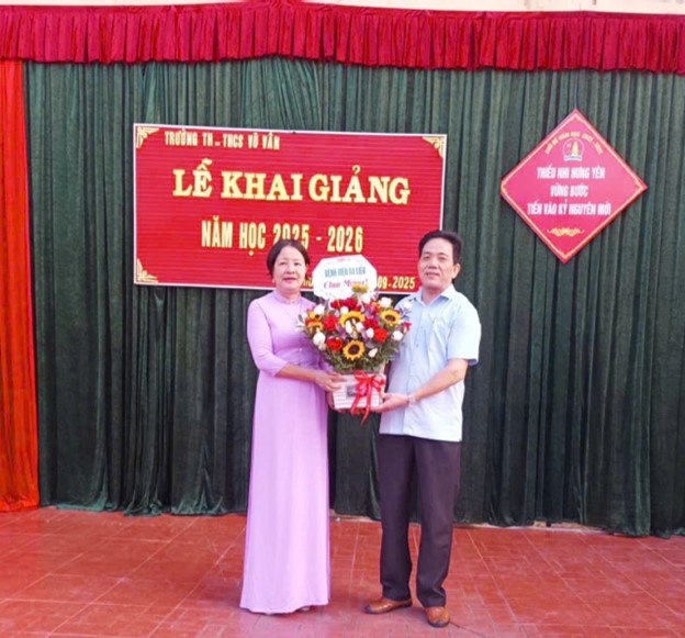 🎉 BAN LÃNH ĐẠO BỆNH VIỆN DA LIỄU CHÚC MỪNG  KHAI GIẢNG NĂM HỌC MỚI 2025 - 2026 🎉