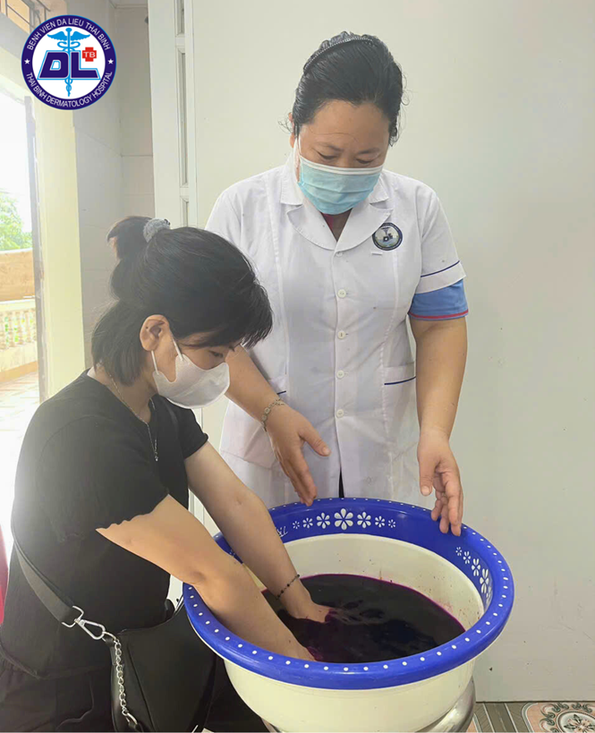 🌿 CỨU TINH CHO LÀN DA TỔN THƯƠNG: KHÁM PHÁ KỸ THUẬT NGÂM TẮM CHUYÊN SÂU TẠI BỆNH VIỆN DA LIỄU THÁI BÌNH!