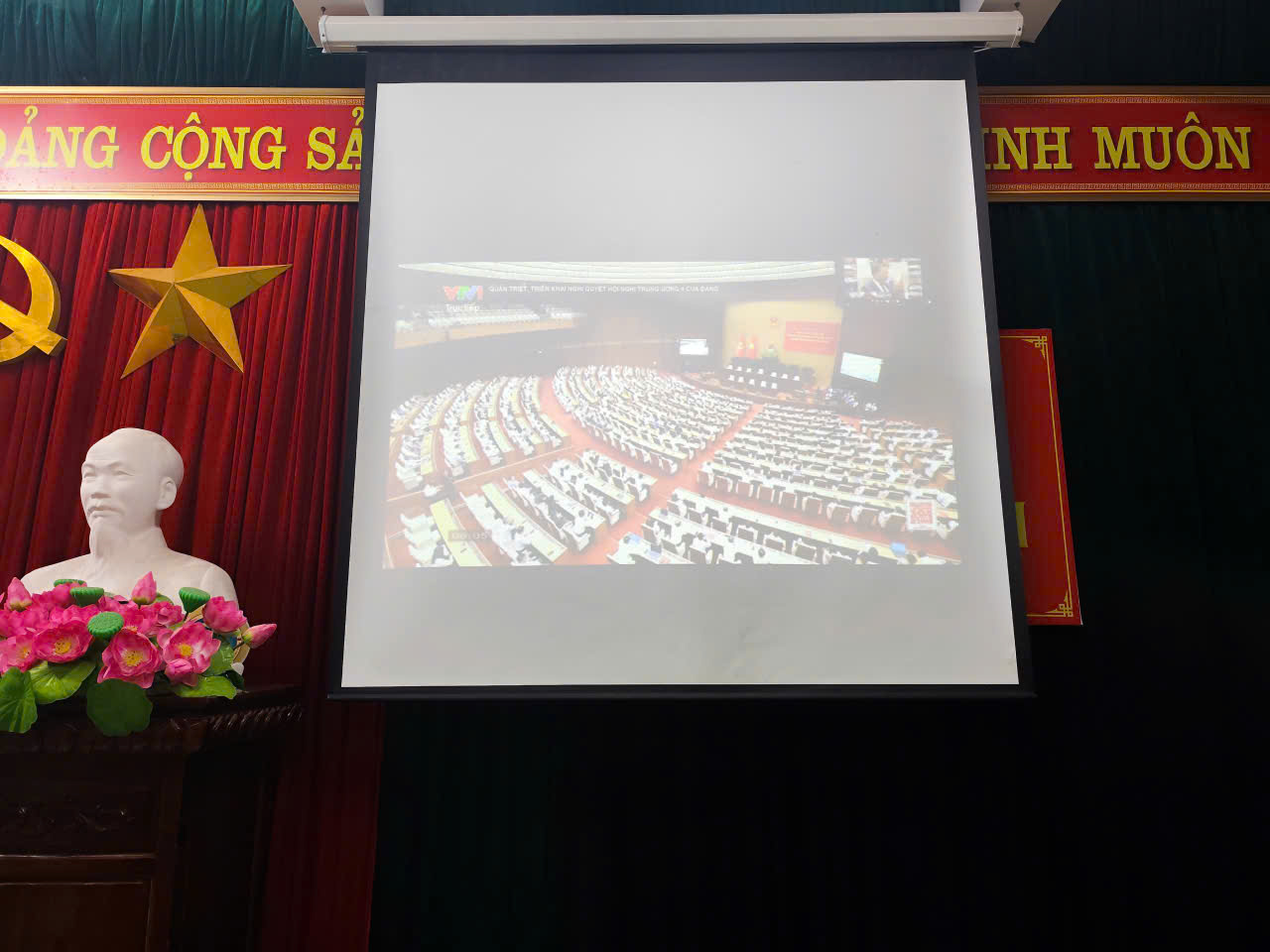 CÁN BỘ, ĐẢNG VIÊN BỆNH VIỆN DA LIỄU NGHIÊM TÚC THAM DỰ HỘI NGHỊ TOÀN QUỐC HỌC TẬP NGHỊ QUYẾT TRUNG ƯƠNG 4 KHÓA XIV