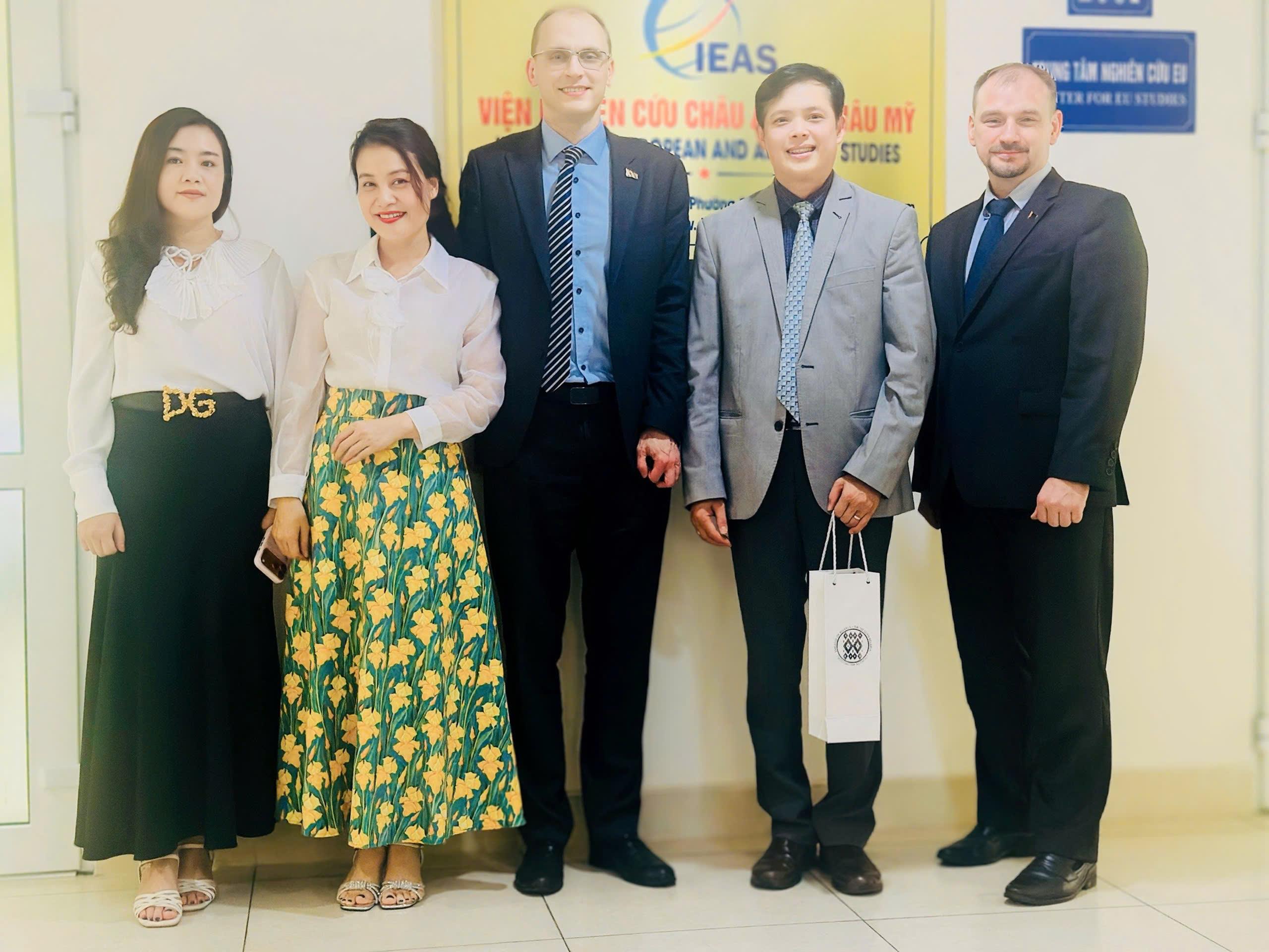 Lãnh đạo Viện Nghiên cứu Châu Âu và Châu Mỹ làm việc với Tham tán Công sứ Đại sứ quán nước Cộng hòa Belarus