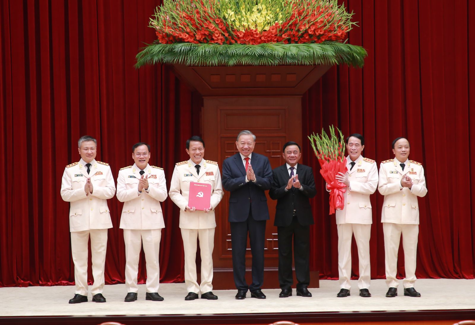 Tổng Bí thư, Chủ tịch nước Tô Lâm chủ trì và trao các Quyết định của Bộ Chính trị về công tác cán bộ