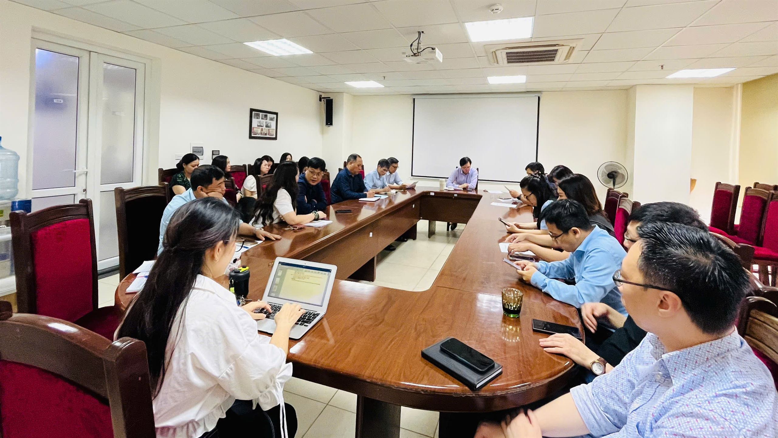 Chi bộ Viện Nghiên cứu Châu Âu và Châu Mỹ tổ chức sinh hoạt chuyên đề quý I năm 2026 về bảo vệ nền tảng tư tưởng của Đảng