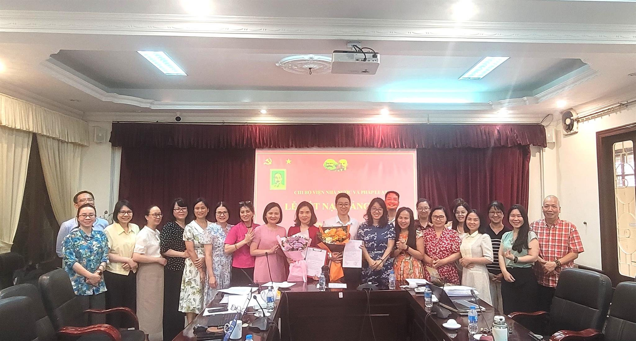 Chi bộ Viện Nhà nước và Pháp luật tổ chức kết nạp 02 quần chúng ưu tú vào Đảng Cộng sản Việt Nam