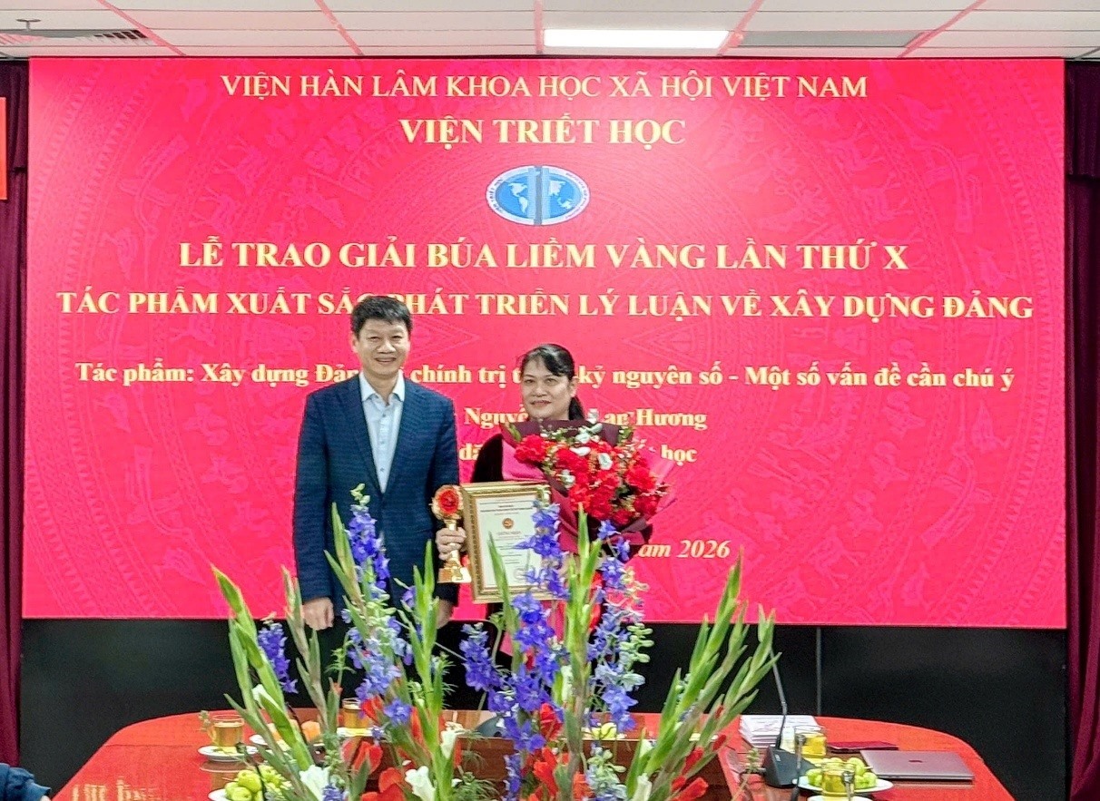 Viện Triết học tổ chức Lễ trao Giải Búa liềm Vàng lần thứ X ở hạng mục Tác phẩm xuất sắc phát triển lý luận về xây dựng Đảng cho PGS.TS. Nguyễn Thị Lan Hương 