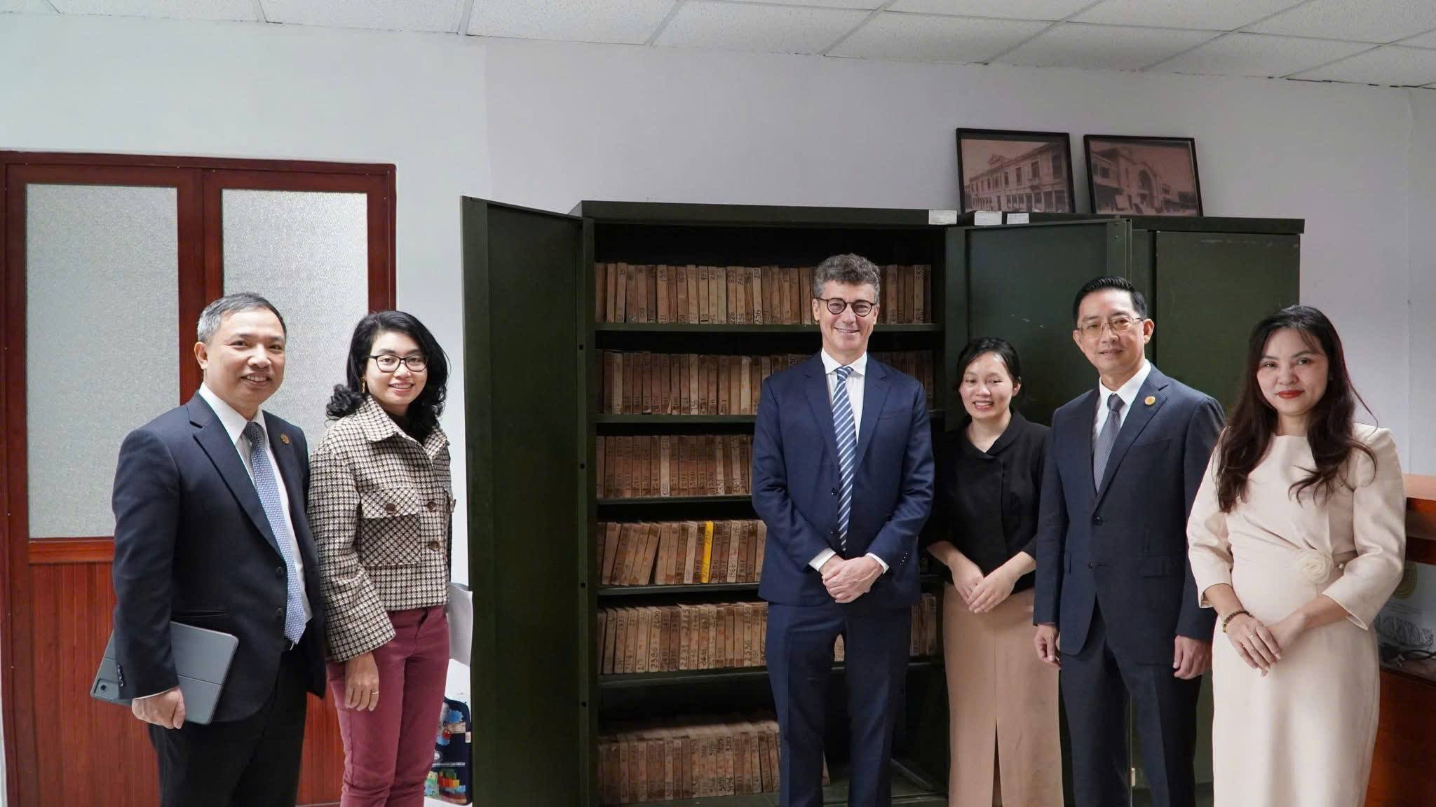 Trưởng đại diện Văn phòng UNESCO tại Việt Nam thăm các kho tài liệu quý hiếm của Thư viện Khoa học xã hội 