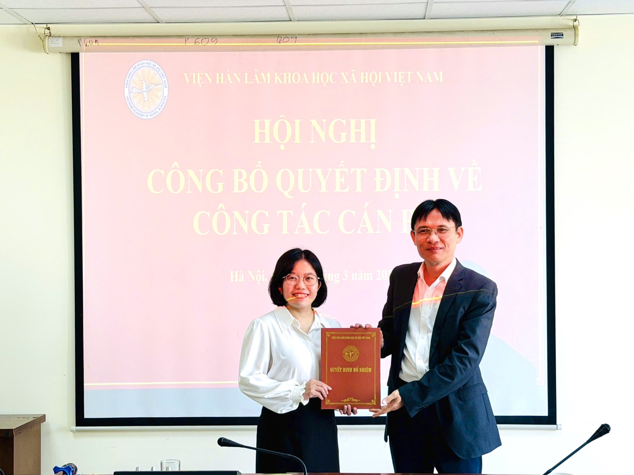 Hội nghị công bố và trao Quyết định bổ nhiệm lại Phó Viện trưởng Viện Xã hội học và Tâm lý học