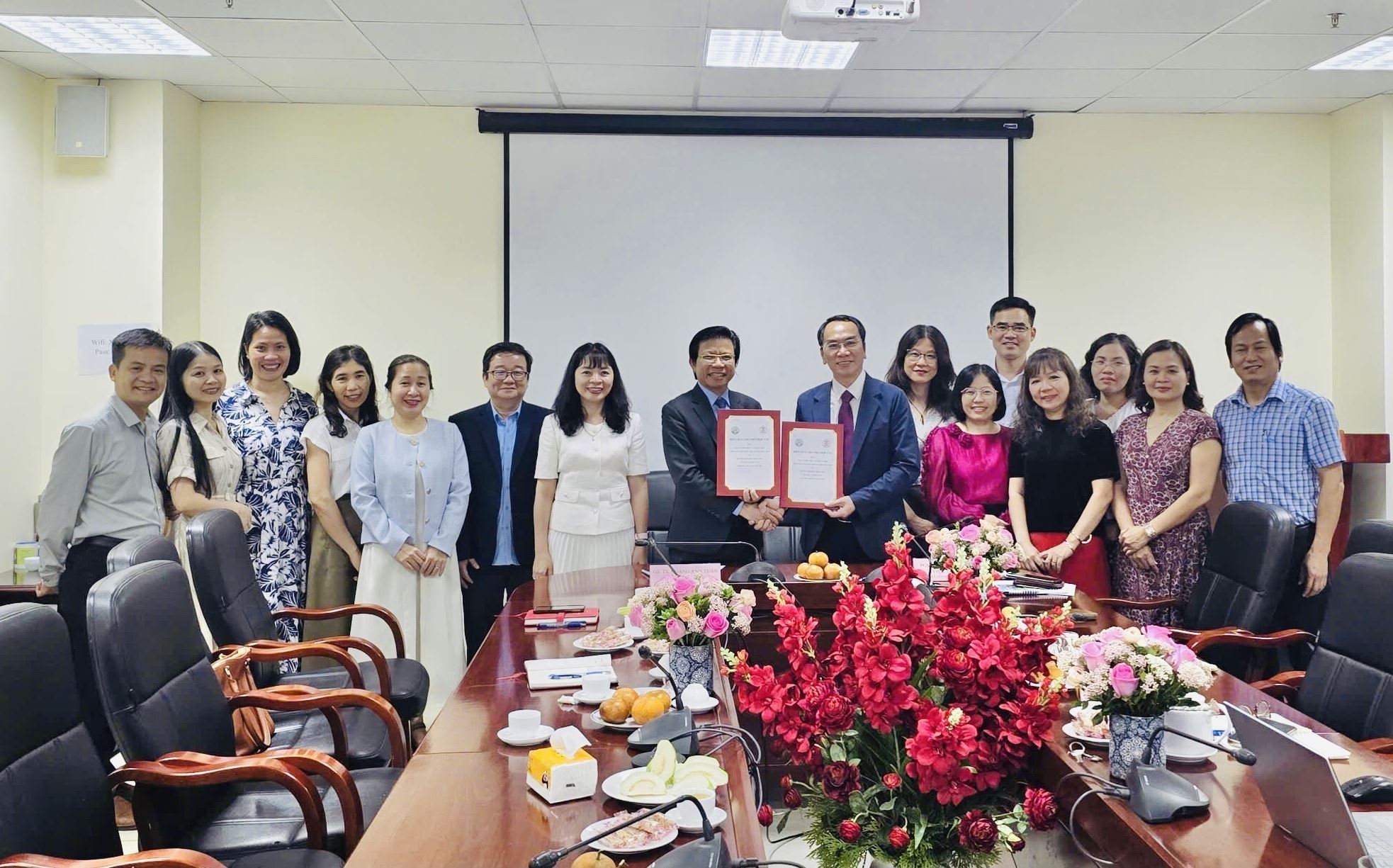 Lễ ký kết Biên bản ghi nhớ hợp tác giữa Viện Xã hội học và Tâm lý học với Trường Đại học Khoa học Xã hội và Nhân văn - Đại học Quốc gia Hà Nội