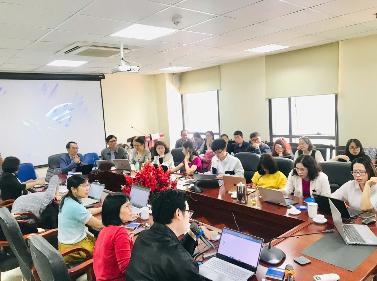 Viên chức và người lao động Viện Xã hội học và Tâm lý học tham dự tập huấn về sử dụng Hệ thống Quản lý văn bản và điều hành Viện Hàn lâm Khoa học xã hội Việt Nam 