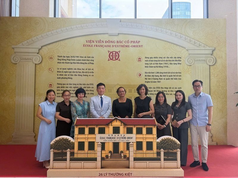 Chuyên gia UNESCO quan tâm tham quan Trưng bày Di sản tư liệu EFEO và các kho tài liệu quý hiếm tại Thư viện Khoa học xã hội