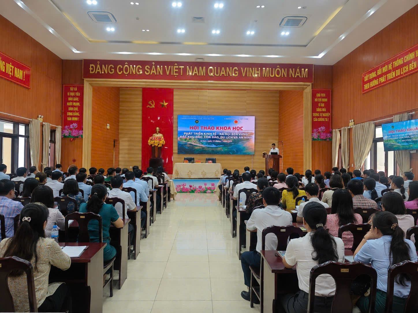 Hội thảo khoa học: Phát triển kinh tế - xã hội bền vững đặc khu đảo: Văn hóa, du lịch và an ninh