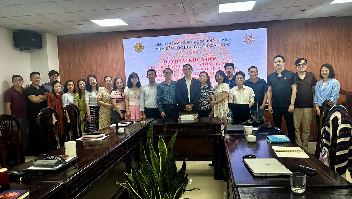 Giáo sư Pascal Bourdeaux trình bày về lịch sử phân ban khoa học tôn giáo của EPHE và khái quát các công trình về nghiên cứu tôn giáo ở châu Á