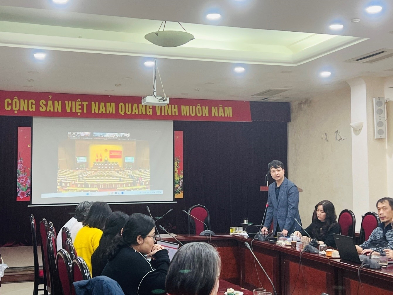 Cán bộ, đảng viên Viện Nghiên cứu Con người, Gia đình và Giới nghiêm túc học tập, quán triệt Nghị quyết Đại hội XIV của Đảng 