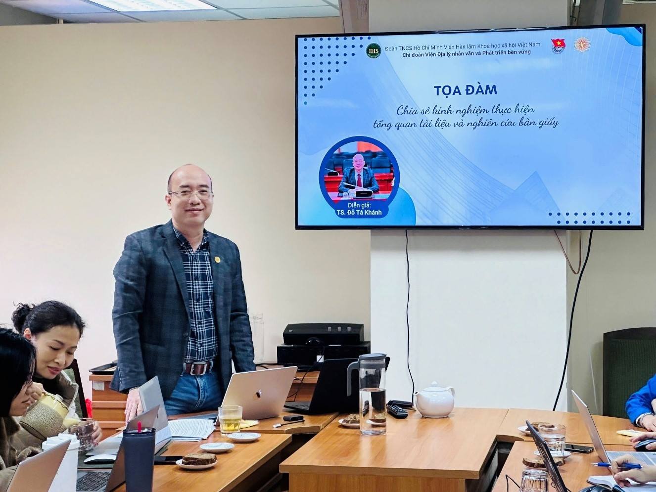 Chi đoàn viện Địa lý nhân văn và Phát triển bền vững tổ chức tọa đàm khoa học “Chia sẻ kinh nghiệm thực hiện tổng quan tài liệu và nghiên cứu bàn giấy”