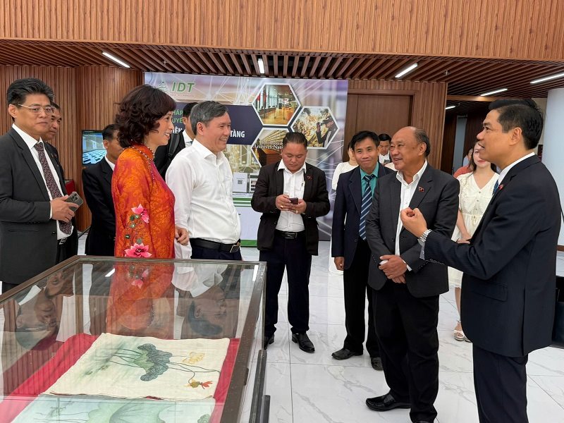 Đoàn công tác Viện Khoa học Kinh tế và Xã hội Quốc gia Lào tham quan Trưng bày “Di sản tư liệu EFEO: Từ dấu ấn lịch sử đến giá trị đương đại”
