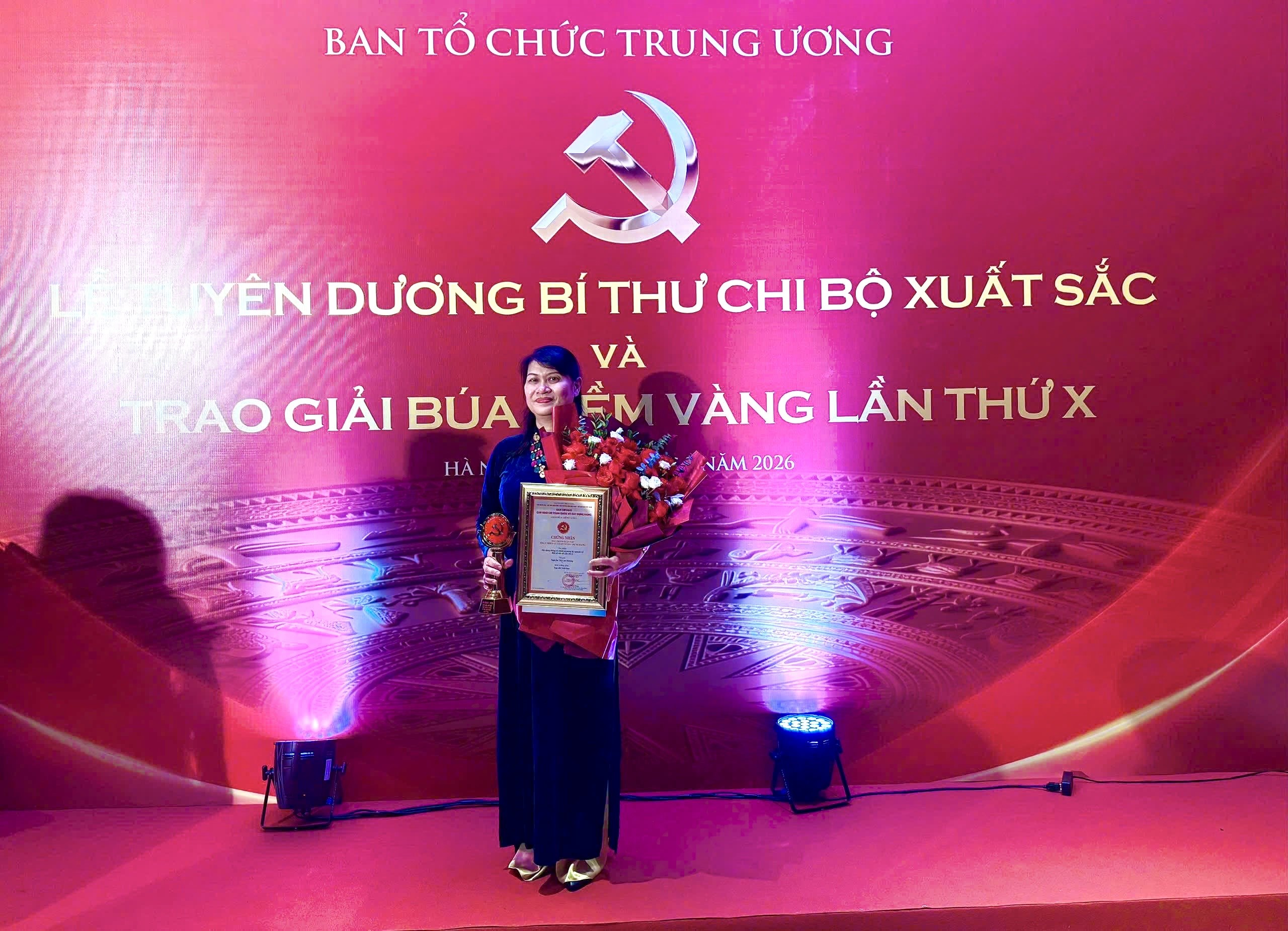 PGS.TS. Nguyễn Thị Lan Hương đoạt Giải Búa liềm vàng ở hạng mục Tác phẩm xuất sắc phát triển lý luận về xây dựng Đảng
