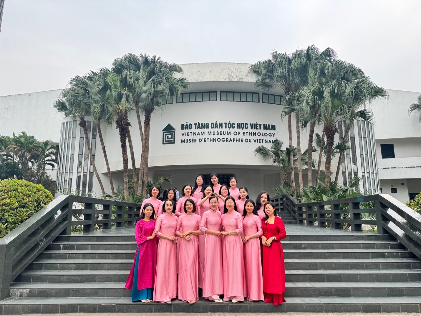 Rực rỡ sắc màu áo dài trong không gian di sản tại Bảo tàng Dân tộc học Việt Nam