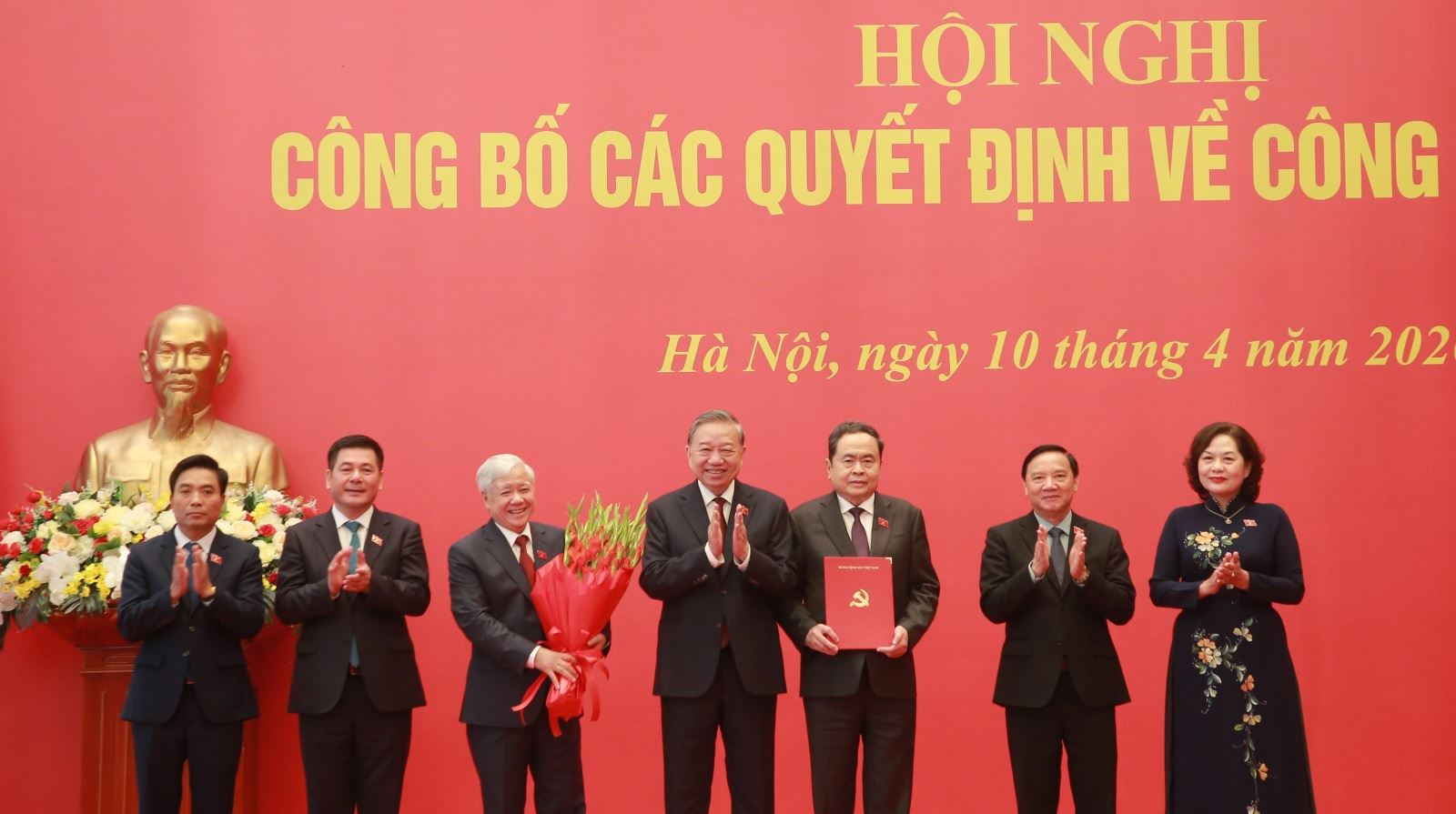 Đồng chí Tổng Bí thư, Chủ tịch nước Tô Lâm trao Quyết định của Bộ Chính trị chỉ định Đảng ủy Quốc hội nhiệm kỳ 2025 – 2030