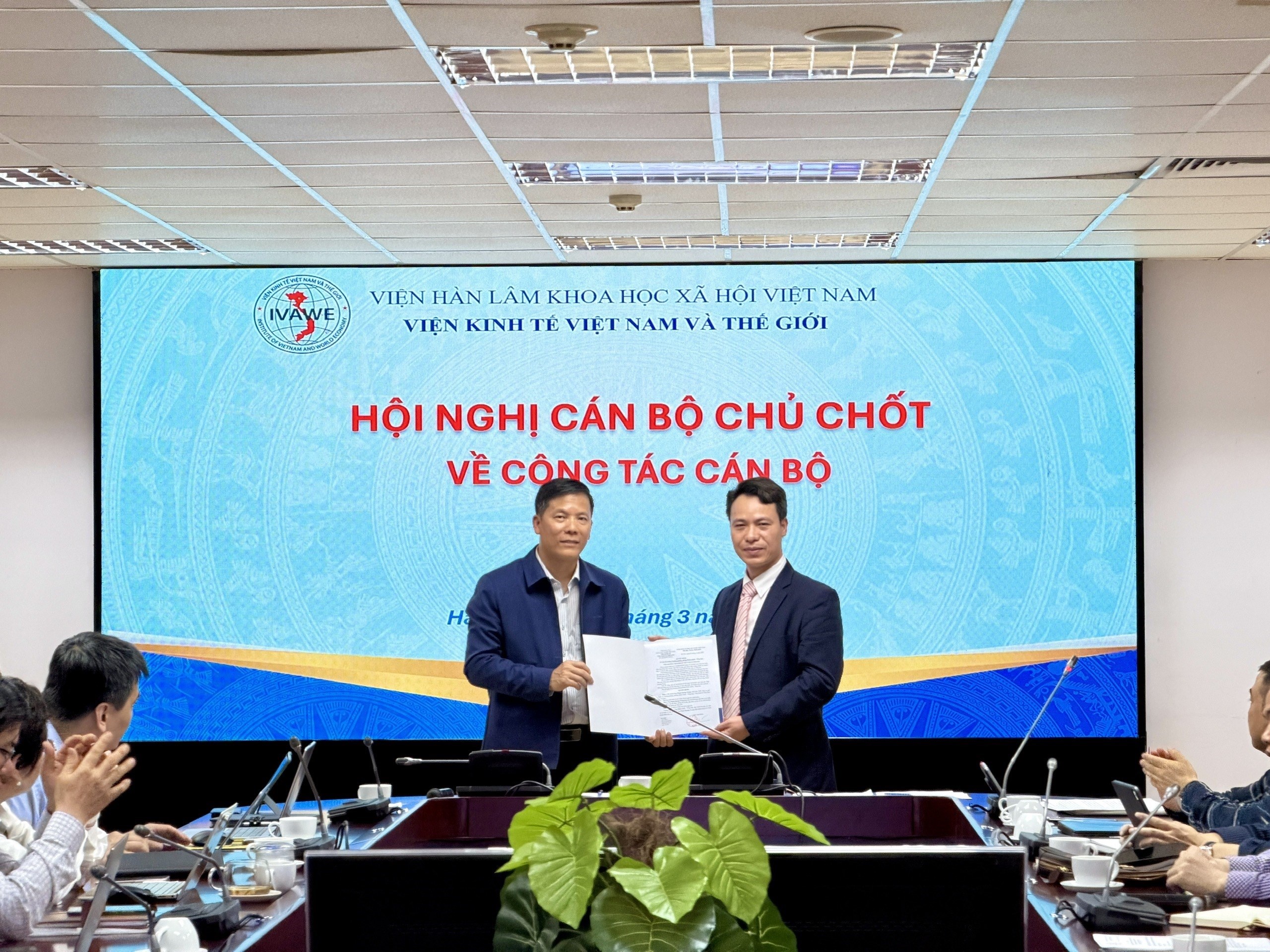 Hội nghị công bố và trao Quyết định bổ nhiệm chức vụ Trưởng phòng, phòng Hành chính - Tổng hợp, Viện Kinh tế Việt Nam và Thế giới.