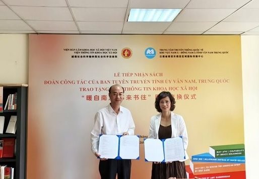 Viện Thông tin Khoa học xã hội tiếp đón Đoàn công tác Ban Tuyên truyền Tỉnh ủy Vân Nam (Trung Quốc), tiếp nhận sách và tủ sách do Đoàn trao tặng