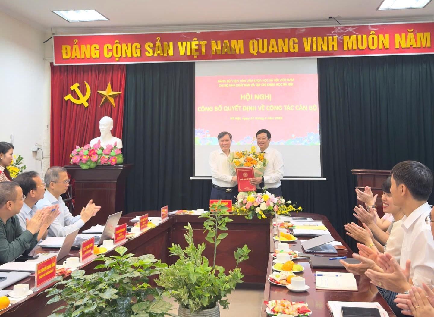 Công bố Quyết định tham gia cấp uỷ, chỉ định đồng chí Đinh Quang Thành giữ chức Bí thư Chi bộ Nhà xuất bản và Tạp chí Khoa học xã hội, nhiệm kỳ 2025–2030