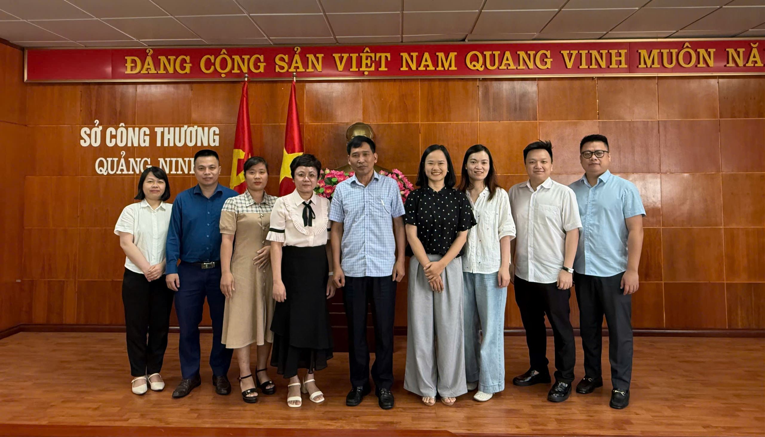 Viện Kinh tế Việt Nam và Thế giới làm việc với Sở Công Thương tỉnh Quảng Ninh