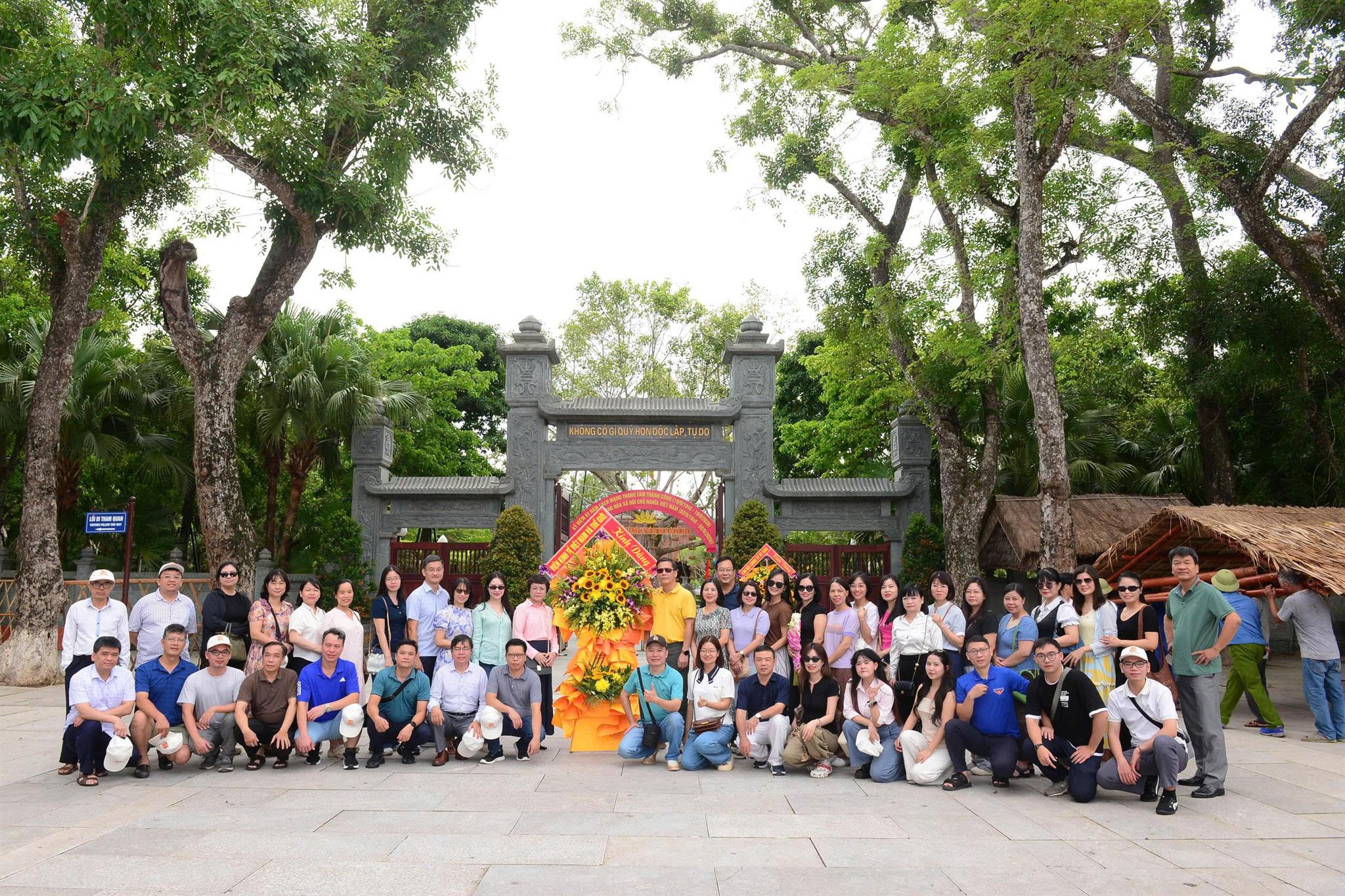 Viện Kinh tế Việt Nam và Thế giới dâng hương tưởng niệm Chủ tịch Hồ Chí Minh tại Nghệ An