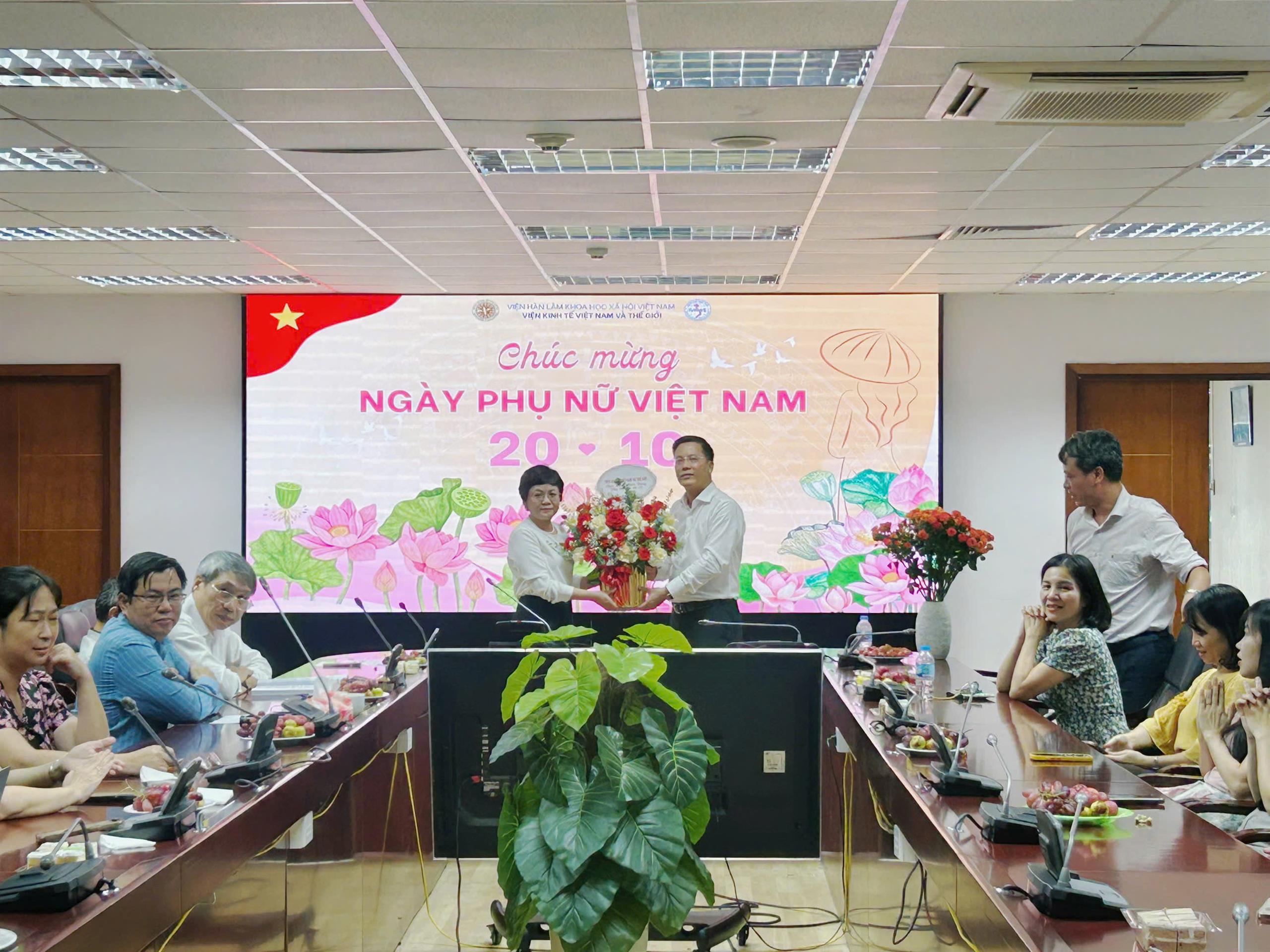 Viện Kinh tế Việt Nam và Thế giới kỷ niệm Ngày Phụ nữ Việt Nam 20/10