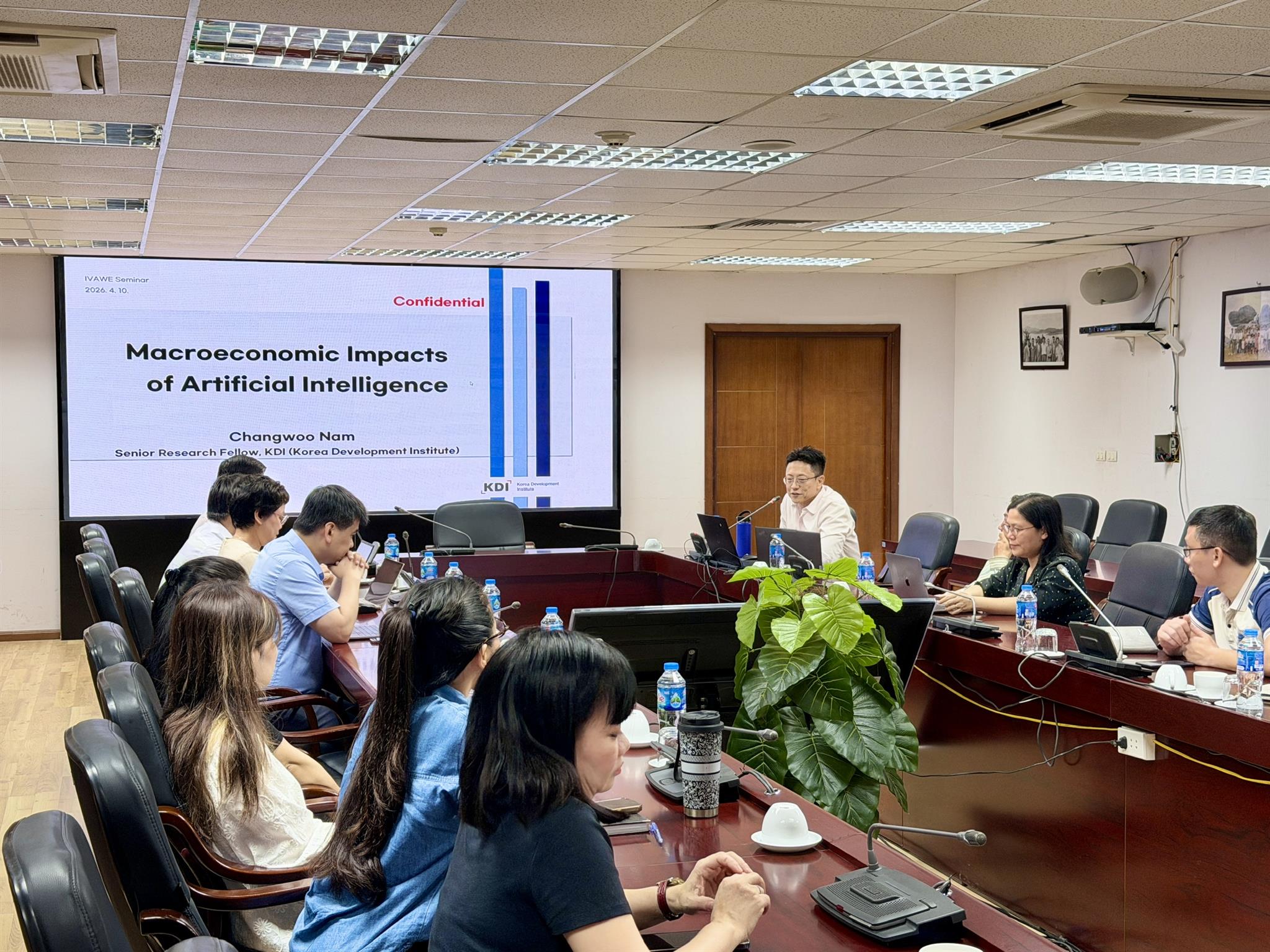 Tọa đàm: “Macroeconomic Impacts of Artificial Intelligence”