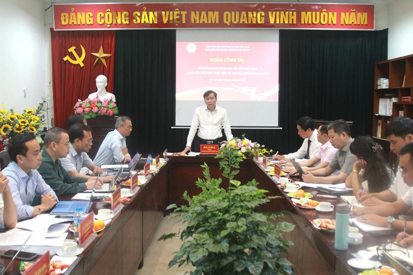 Đoàn công tác Viện Hàn lâm Khoa học xã hội Việt Nam làm việc với Nhà Xuất bản và Tạp chí Khoa học xã hội